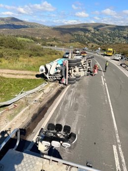 Vuelca una hormigonera en el Escudo
