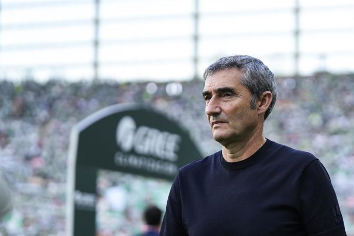 Ernesto Valverde, head coach of Athletic Club, looks on during the Spanish league, LaLiga EA Sports, football match played between Real Betis and Athletic Club at La Cartuja stadium on August 31, 2025, in Sevilla, Spain.