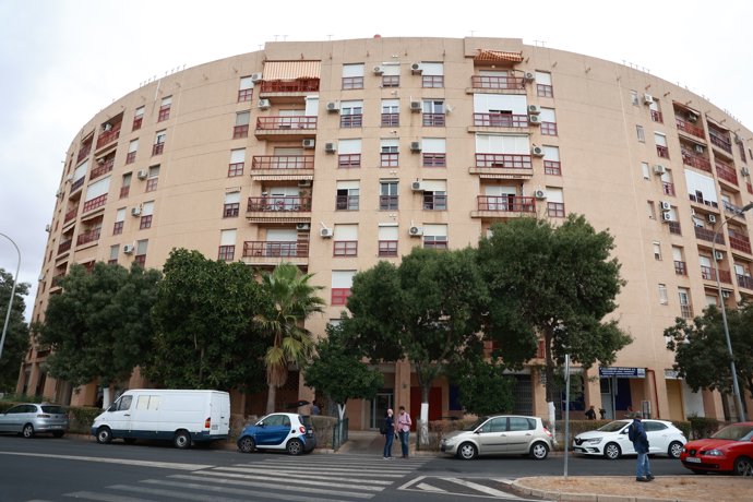 Portal en la calle Tigris 2, donde se ha producido el asesinato de una mujer. A 28 de septiembre de 2025, en Sevilla (Andalucía, España).