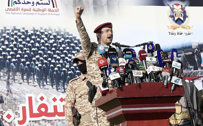 Archivo - SANAA, Dec. 20, 2024 -- O porta-voz militar houthi Yahya Sarea fala em um comício dos apoiadores houthi em Sanaa, Iêmen, em 20 de dezembro de 2024. O grupo Houthi do Iêmen disse que lançou ataques conjuntos de drones com a Resistência Iraquiana 