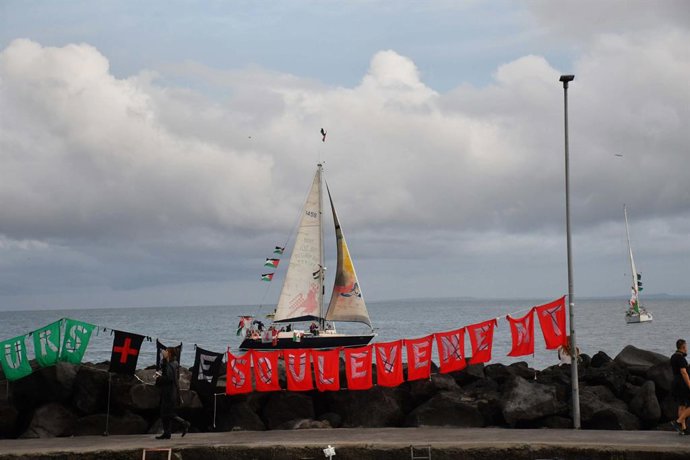27 de setembro de 2025, Catânia: Uma flotilha de barcos deixa o porto de San Giovanni Li Cuti em Catânia, Sicília, sul da Itália, em 27 de setembro de 2025. A Freedom Flotilla Coalition (FFC) e a Thousand Madleens to Gaza (TMTG) anunciaram o lançamento de
