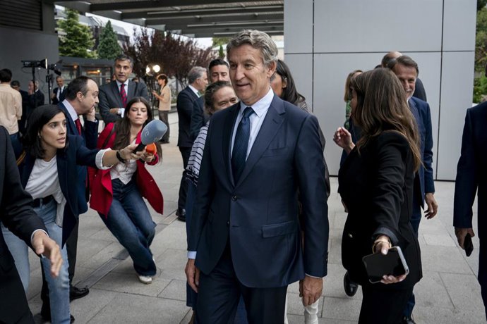 O presidente do Partido Popular, Alberto Núñez Feijóo (c), em sua chegada ao evento 'La Razón de...', na sede do La Razón, em 30 de setembro de 2025, em Madri (Espanha). Durante seu discurso, Feijóo abordou questões importantes, como o confronto instituci