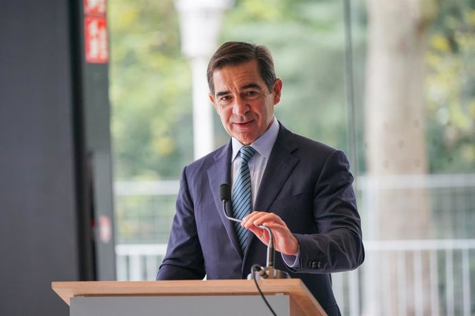 El presidente del BBVA, Carlos Torres Vila, interviene durante la presentación del regreso a Bilbao de la escultura monumental de Eduardo Chillida, 'Elogio del hierro III', en la plaza Chillida del Museo de Bellas Artes, a 12 de septiembre de 2025, en Bil