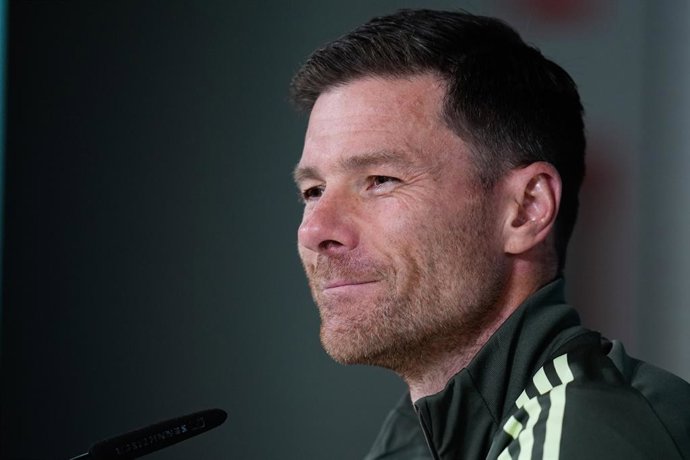 Xabi Alonso, técnico do Real Madrid, dá uma coletiva de imprensa durante o dia de treinamento do Real Madrid antes da partida de futebol contra o Atlético de Madrid pela Liga Espanhola, LaLiga EA Sports, na Ciudad Deportiva Real Madrid, em 26 de setembro 
