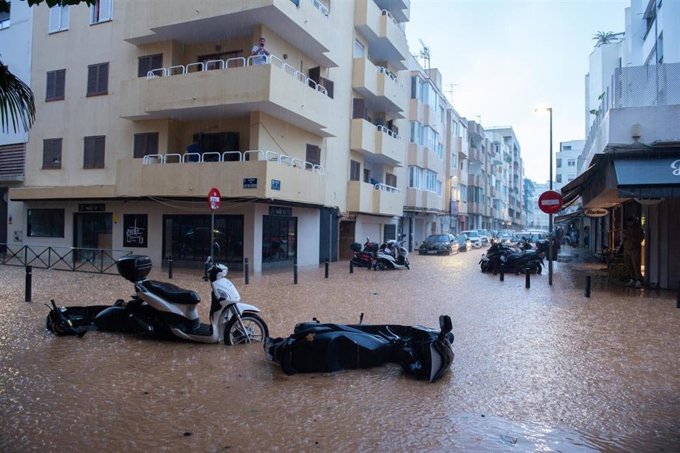 Motos volcadas por el agua, a 30 de septiembre de 2025, en Ibiza, Islas Baleares (España).