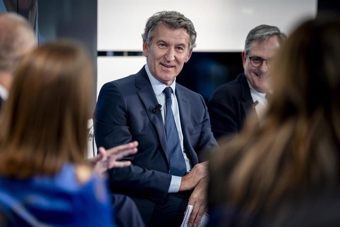 El presidente del Partido Popular, Alberto Núñez Feijóo, participa en ‘La Razón de’, en la sede de La Razón, a 30 de septiembre de 2025, en Madrid (España). 