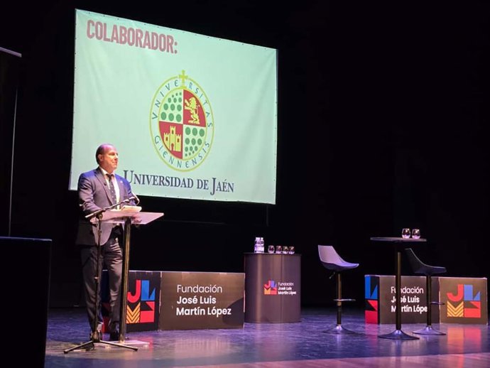 El rector de la UJA, Nicolás Ruiz, durante la conferencia.