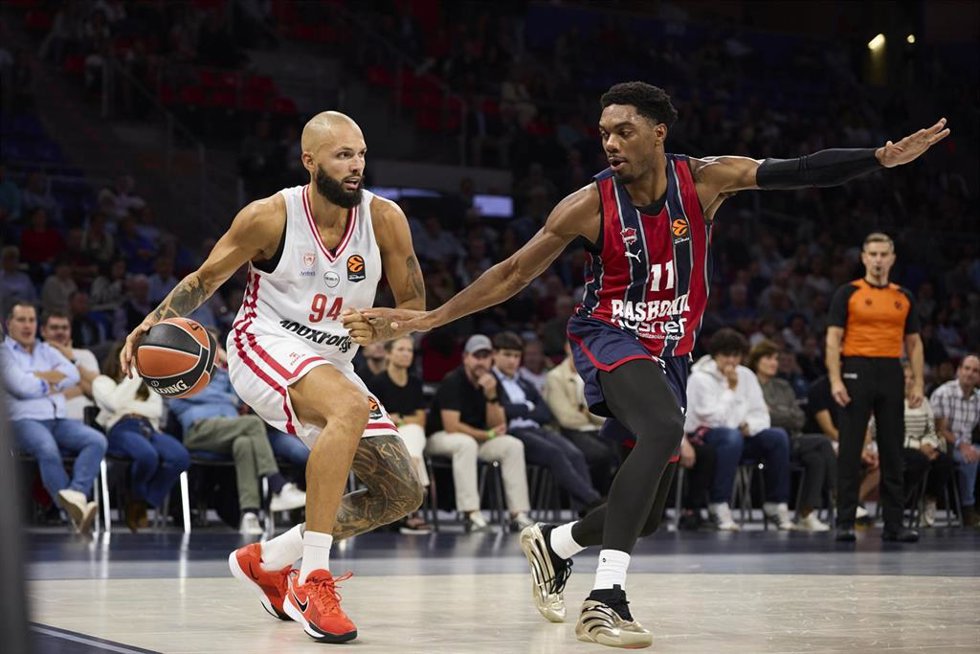 Evan Fournier y Trent Forrest en el Baskonia-Olympiacos de Euroliga