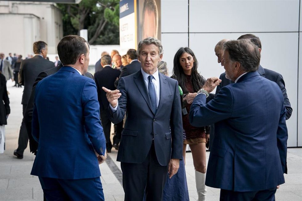 El presidente del Partido Popular, Alberto Núñez Feijóo, a su llegada al acto La Razón de, en la sede de La Razón, a 30 de septiembre de 2025, en Madrid (España).