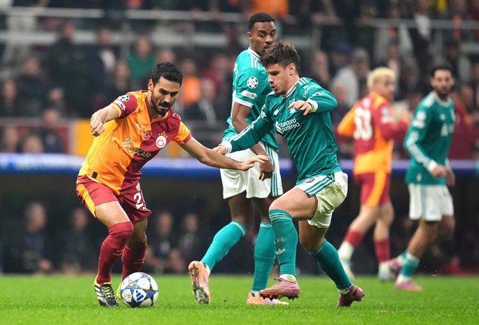 30 September 2025, Turkey, Istanbul: Galatasaray's Ilkay Gundogan (L) and Liverpool's Milos Kerkez battle for the ball during the UEFA Champions Leaguesoccer match between Galatasaray and Liverpool at RAMS Park. Photo: Adam Davy/PA Wire/dpa