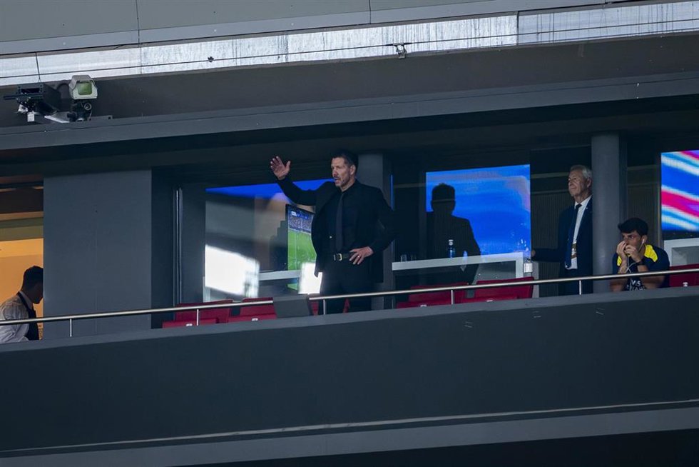 Diego Pablo Simeone, sancionado, presencia el Atlético de Madrid-Eintracht Frankfurt desde la grada del Riyadh Air Metropolitano