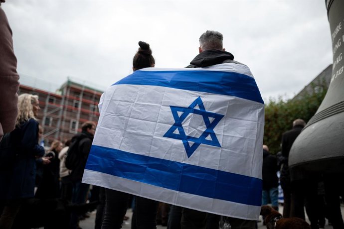Archivo - 18 October 2023, North Rhine-Westphalia, Bochum: People carry an Israel flag around them during a pro-Israeli rally on the square in front of the town hall in Bochum. Photo: Fabian Strauch/dpa