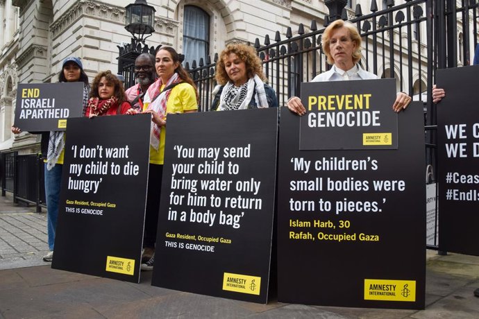 Archivo - 21 de maio de 2025, Londres, Inglaterra, Reino Unido: R-L: JULIET STEVENSON, NADIA SAWALHA, ESTHER MANITO, SELMA DABBAGH e outras pessoas com cartazes da Anistia Internacional do lado de fora da Downing Street, pedindo ao governo do Reino Unido 