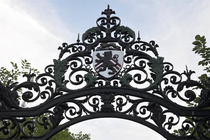 Archivo - Ornamento en una de las puertas del campus de la universidad de Harvard, en Massachussetts, Estados Unidos