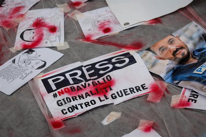 Archivo - Pancartas y carteles en una manifestación en Roma contra el asesinato de periodistas en la guerra de Gaza