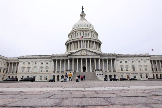 September 30, 2025, Washington Dc, Virginia, USA: Tourists visit the US Capitol in Washington, DC, USA, on September 30, 2025. House and Senate Democrats are calling on Republicans to fund healthcare subsidies as part of negotiations to avoid a government