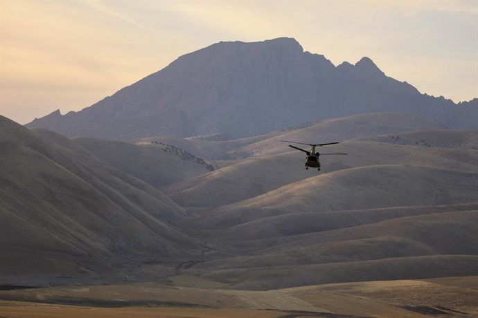 Archivo - May 26, 2025 - Iraq - A CH-47 Chinook helicopter assigned to Task Force Nighthawk, 101st Combat Aviation Brigade, 101st Airborne Division (Air Assault), flies over the mountains near Erbil Air Base, Iraq, during a sunset mission, May 26, 2025. T