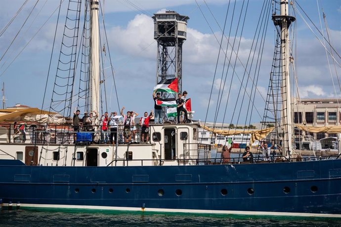 Archivo - Un barco de la Global Sumud Flotilla zarpa desde el puerto de Barcelona con destino a la Franja de Gaza