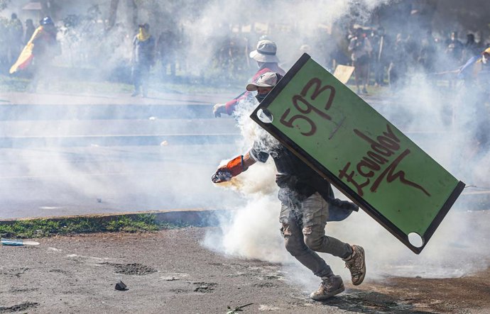 Archivo - Arquivo - 23 de junho de 2022, Quito, Pichincha, Equador: Um manifestante joga uma bomba de gás lacrimogêneo lançada pela polícia de choque durante a manifestação. No décimo primeiro dia de protestos no Equador contra o governo de Guillermo Lass