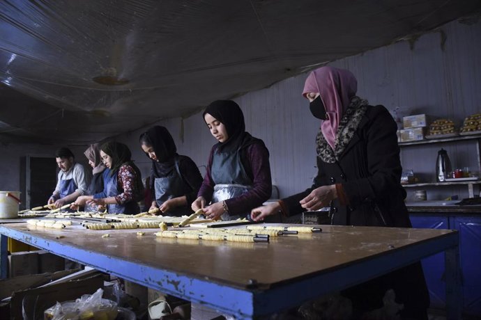 Archivo - Un grupo de trabajadoras en una fábrica de la privincia afgana de Balkh