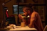 Foto: Turnos nocturnos y cálculos renales: cómo trabajar de noche afecta a tus riñones