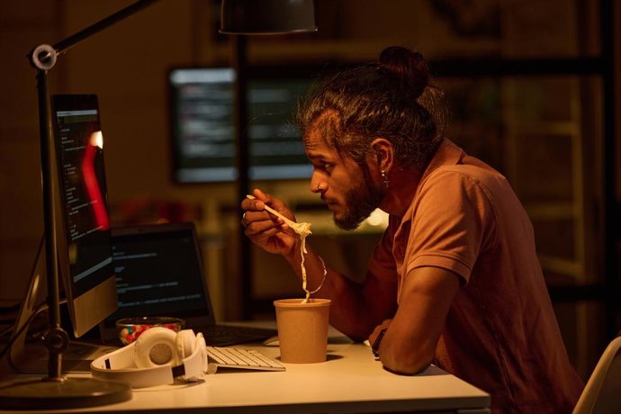 Archivo - Trabajador del turno de noche comiendo.