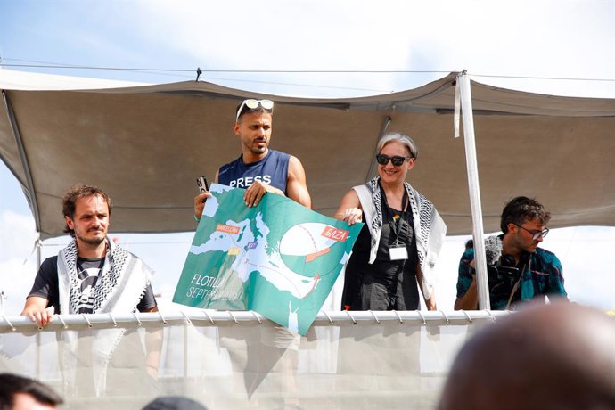 La activista y ex alcaldesa de Barcelona Ada Colau durante la despedida a la Global Sunat Flotilla en el Puerto de Barcelona, a 31 de agosto de 2025, en Barcelona, Catalunya (España). La Global Sumud Flotilla zarpa del Mediterráneo para enfrentarse al blo