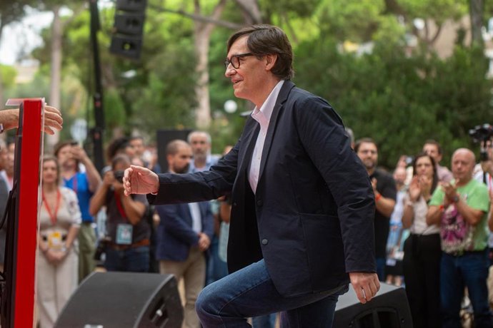 El presidente de la Generalitat de Cataluña, Salvador Illa, durante la Fiesta de la Rosa del PSC, a 21 de septiembre de 2025, en Gavà, Barcelona, Cataluña (España). La fiesta de la Rosa es el gran acto anual del PSC concebido como la puesta de largo e ina