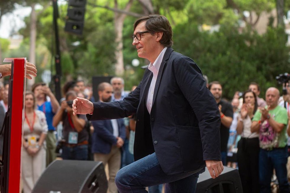 El presidente de la Generalitat de Cataluña, Salvador Illa, durante la Fiesta de la Rosa del PSC, a 21 de septiembre de 2025, en Gav, Barcelona, Cataluña (España). La fiesta de la Rosa es el gran acto anual del PSC concebido como la puesta de largo e i