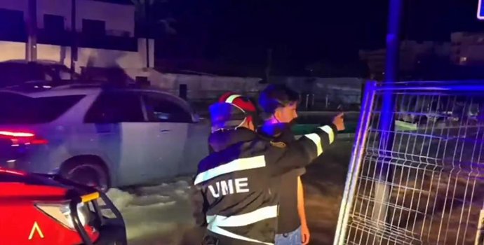 La Unidad Militar de Emergencias (UME) interviene en Ibiza realizando labores de limpieza cerca del aeropuerto, además de achicando agua en viales o viviendas, entre otros lugares.