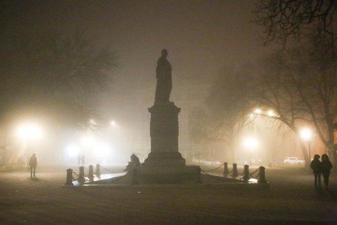 Archivo - Arquivo - 30 de janeiro de 2025, Odessa, Ucrânia: Pessoas são vistas caminhando pela Praça da Catedral durante o tempo de neblina. De acordo com o Centro Hidrometeorológico dos Mares Negro e Azov, o nevoeiro com visibilidade de 200 a 500 metros 