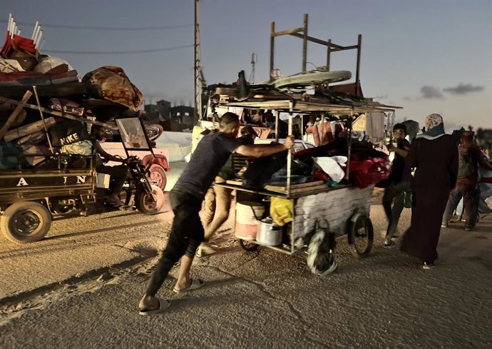 24 de setembro de 2025, Nusairat, Faixa de Gaza, Território Palestino: Palestinos deslocados, fugindo do norte de Gaza devido a uma operação militar israelense, movem-se para o sul depois que as forças israelenses ordenaram que os residentes da Cidade de 