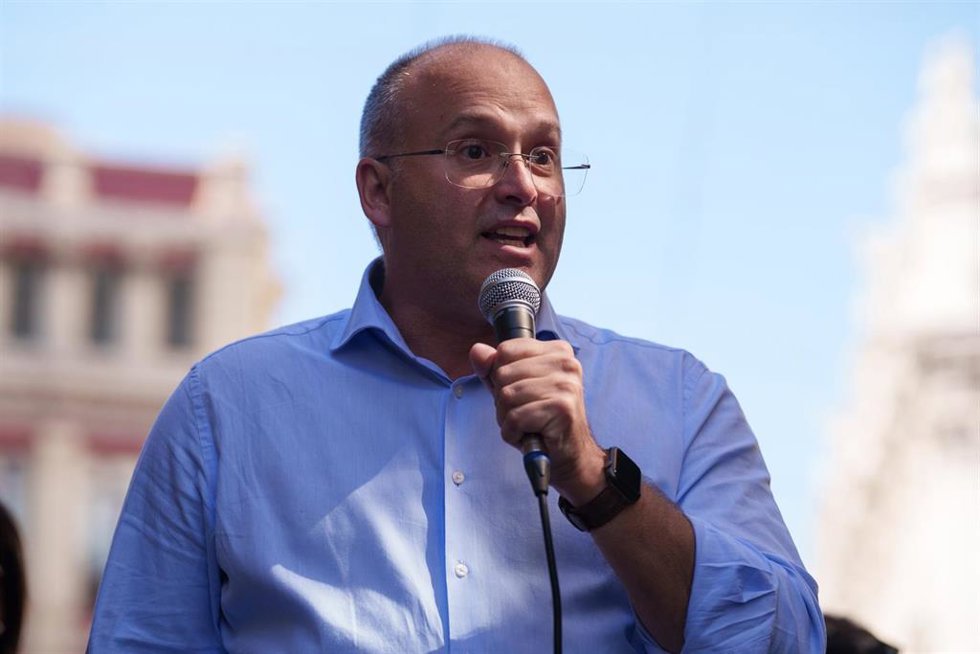 El secretario general del PP, Miguel Tellado, durante una manifestación de funcionarios de prisiones convocada por Tu Abandono Me Puede Matar (TAMPM), a 23 de septiembre de 2025, en Madrid (España). 