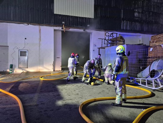 Arde una empresa de tratamiento madera tropical en Castelló