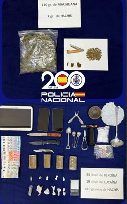 Drogas, dinero y demás efectos incautados por la policía.
