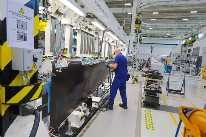 Archivo - Operario de  Airbus trabajando en la nueva línea de producción. A 18 de diciembre de 2024, en Cádiz, Andalucía (España).El director de la planta de Airbus en El Puerto de Santa María, Jesús López Medina, informa sobre la incorporación de una nue