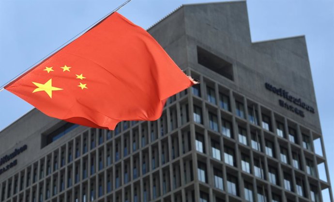 Archivo - Arquivo - 26 de setembro de 2023, HONG KONG, CHINA: Com 4 dias para a "celebração" do dia nacional da China, Hong Kong começa a exibir as bandeiras nacionais da China no centro da cidade em preparação para o dia nacional. 26 de setembro de 2023H