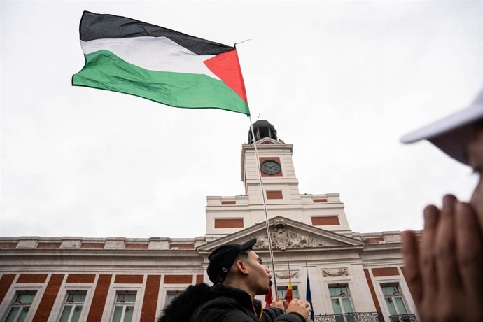 Archivo - Un hombre con una bandera de Palestina durante una manifestación en apoyo a Palestina, en la Puerta del Sol, a 29 de octubre de 2023, en Madrid (España). 