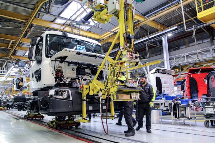Archivo - Imagen de una factoría de Renault Trucks.