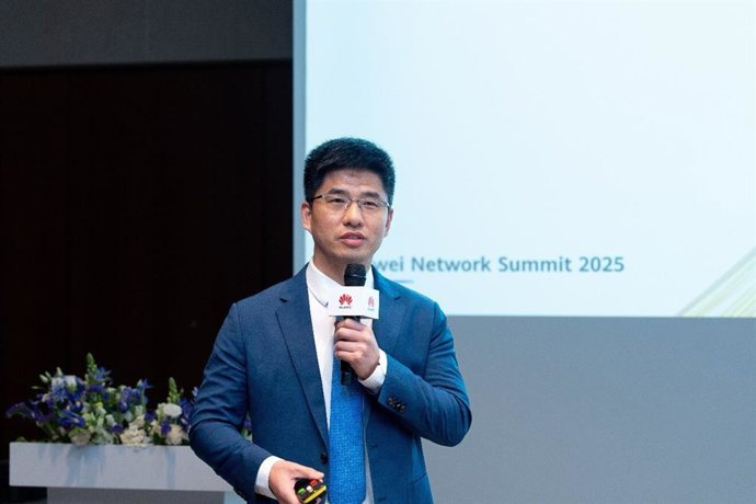 Arthur Wang, President of Data Center Network Domain, Huawei Data Communication Product Line, delivering a keynote