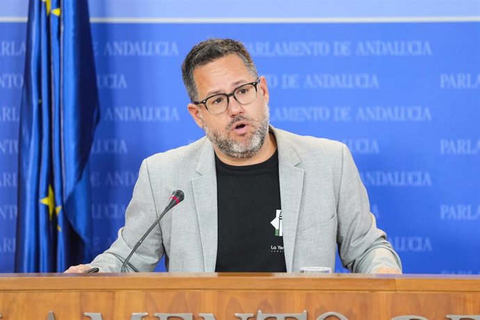 El portavoz del Grupo Mixto-AdelanteAndalucía, José Ignacio García, durante la ronda de ruedas de prensa de portavoces de los grupos parlamentarios en el Parlamento de Andalucía, a 1 de octubre de 2025 en Sevilla (Andalucía, España). Los portavoces de los