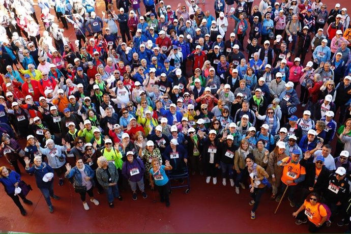 La alcaldesa de Zaragoza, Natalia Chueca, acompaña a unas 500 personas de más de 65 años han recorrido hoy las riberas del Ebro en la andada 'Mayores en marcha' organizada por el Ayuntamiento de Zaragoza, en el Día Internacional de las Personas Mayores.