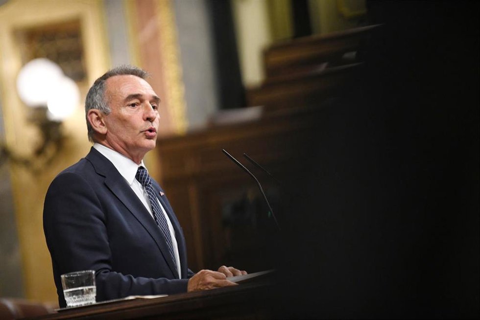 El diputado de Sumar Enrique Santiago interviene durante una sesión plenaria en el Congreso de los Diputados, a 16 de septiembre de 2025, en Madrid (España). 