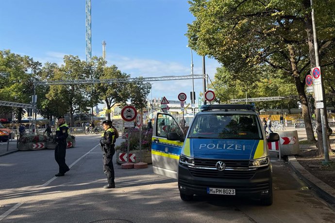 01 de outubro de 2025, Bavária, Munique: A polícia faz a segurança da Oktoberfest em Munique, que permanecerá fechada pelo menos até as 17h devido a uma ameaça de explosivo ligada a uma explosão anterior no norte de Munique e a uma carta do autor do crime