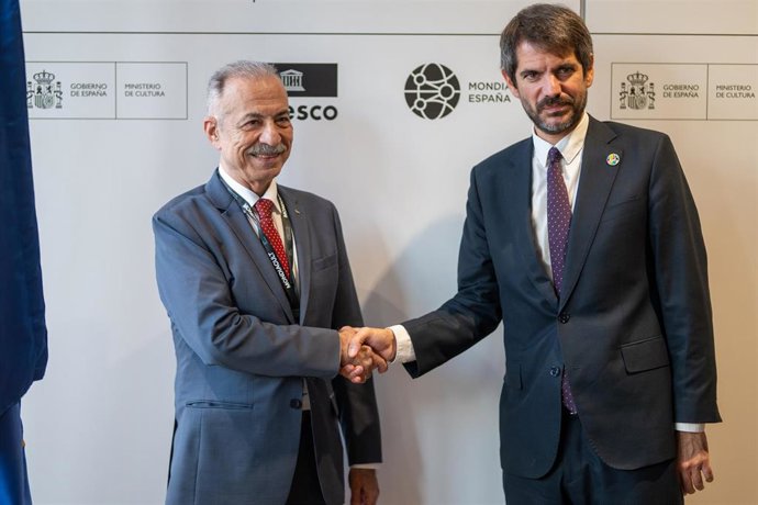 El embajador de Palestina en España, Husni Abdel Wahed (i) y el ministro de Cultura, Ernest Urtasun (d), llegan a un encuentro en el Mondiacult, a 1 de octubre de 2025, en Barcelona