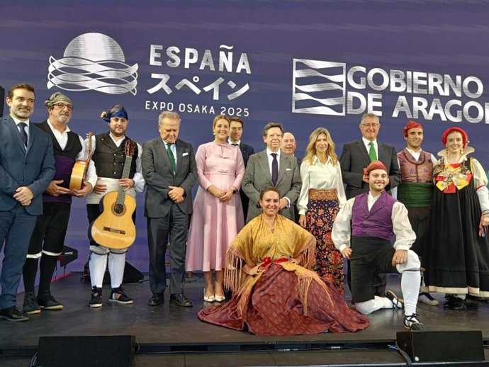 La delegación aragonesa, junto a las autoridades institucionales del pabellón de España, el embajador, tras el espectáculo de jota aragonesa.