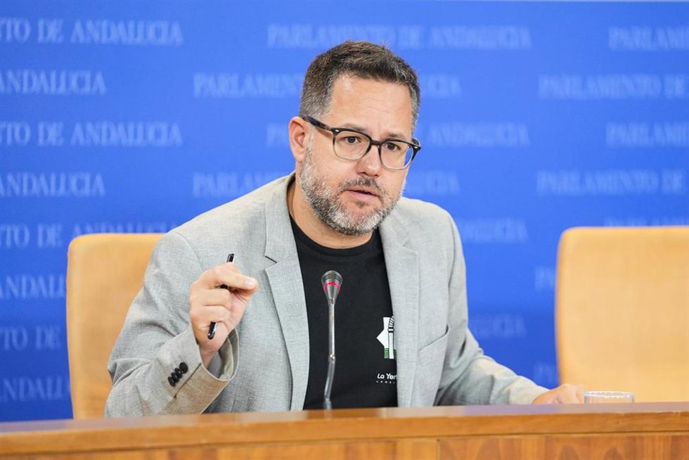 El portavoz del Grupo Mixto-AdelanteAndalucía, José Ignacio García, durante la ronda de ruedas de prensa de portavoces de los grupos parlamentarios en el Parlamento de Andalucía, a 1 de octubre de 2025 en Sevilla (Andalucía, España). Los portavoces de l