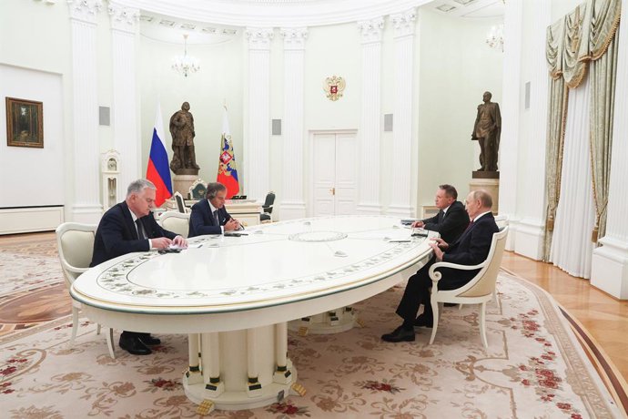 25 de setembro de 2025, Rússia, Moscou: Rafael Grossi, diretor-geral da Agência Internacional de Energia Atômica (AIEA), reúne-se com o presidente da Rússia, Vladimir Putin, no Kremlin, em Moscou. Foto: Sofya Sandurskaya/TASS via ZUMA Press/dpa