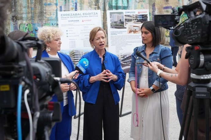 Archivo - La diputada de Cuidados y Políticas Sociales, Maite Peña, la diputada general de Gipuzkoa, Eider Mendoza, y la alcaldesa de Elgoibar, Maialen Gurrutxaga