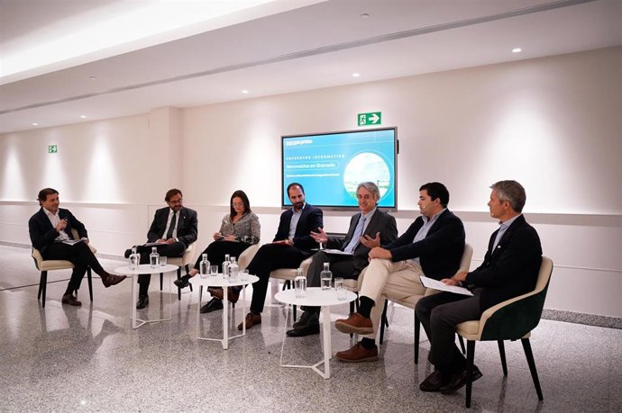 Desde la dcha. Los CEO de Altano, Miguel Sánchez, y Greening, Ignacio Salcedo, el experto Rafael Muñoz, el director de APPA Javier Lázaro, la alcaldesa de Padul, Celia Villena, y el delegado de la Junta, Antonio Granados, con el moderador, Francisco Morón